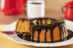 Bolo-de-cenoura-com-calda-chocolate-scaled
